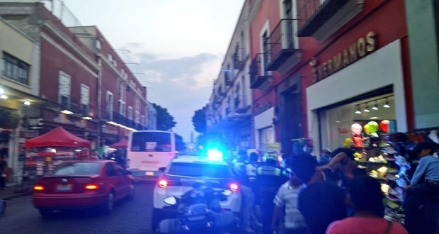 Golpean ambulantes a mujeres activistas durante recorrido en CH de Puebla