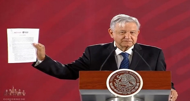 Ante medios de comunicación, AMLO firma carta de no reelección