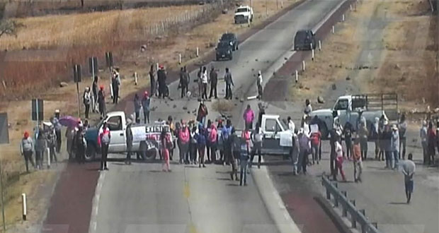 En Morelos, bloquean autopista Siglo XXI por asesinato de activista