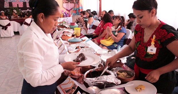 En Tecomatlán, concursan 35 en elaboración de mole poblano