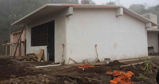 Lleva avance de 70% construcción de aula y baños en CBTa de Hueyapan