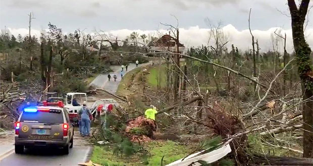 Van al menos 23 muertos por impacto de dos tornados en Alabama