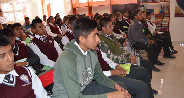En conferencia, exhortan a alumnos de Tepexi a estudiar periodismo