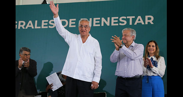 Leves abucheos a Pacheco y Rivera en visita de AMLO a la Angelópolis