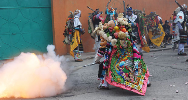 Carnaval en Puebla se tiñe de rojo: muere huehue en Huejotzingo