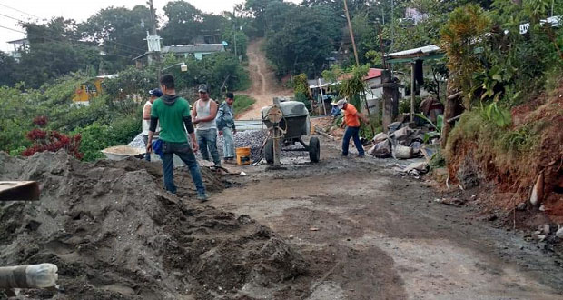 Avanza 70% pavimentación con concreto hidráulico en Acateno