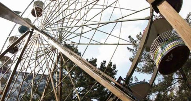 Niño cae de juego y acusan negligencia; Six Flags se deslinda