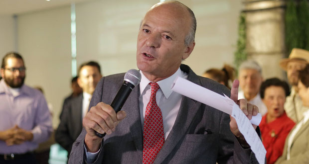 Senador acusa a Barbosa de usar imagen presidencial para promoverse