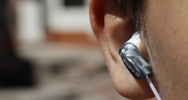 IMSS exhorta a jóvenes a disminuir uso de audífonos