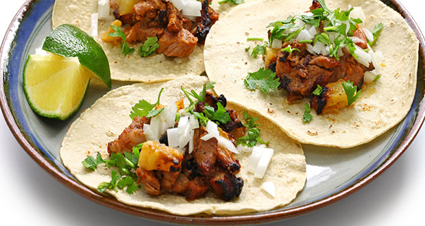 Saquen la piña; eligen tacos al pastor como el mejor platillo