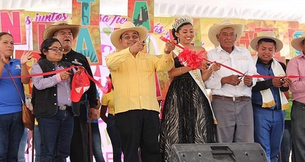 Con desfile de danza y música, comienza feria de Ahuatempan