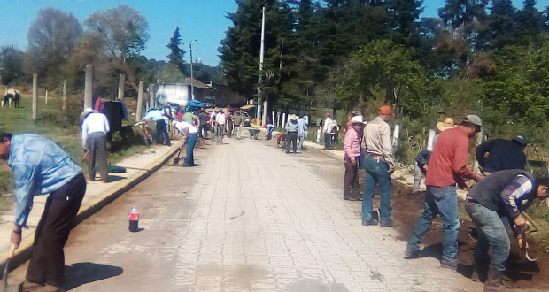 Antorchistas realizan embalastramiento de calles en Huauchinango