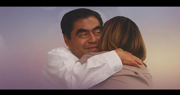 Barbosa llama a reconciliación con imagen abrazando a una mujer