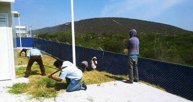 Comuna y vecinos limpian áreas verdes en centro de salud de Atexcal