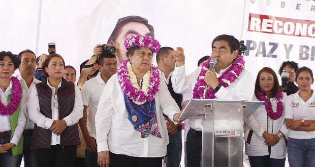 En Sierra Norte, Barbosa promete a rehabilitar carretera interserrana