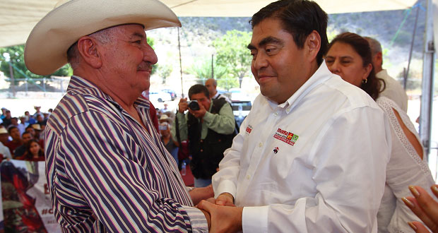 En gira en la Mixteca, Barbosa se compromete a detonar el campo