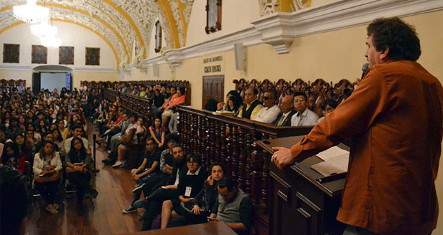 Los libros no se leen, se viven, destaca Serna en la BUAP