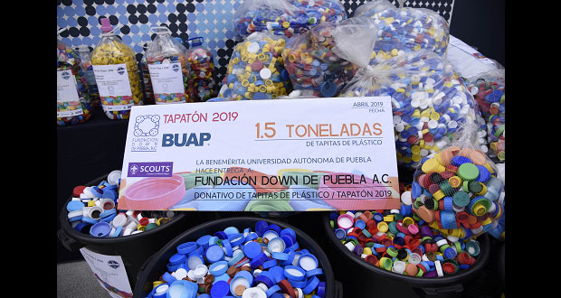 Entrega BUAP tonelada y media de tapas de plástico a Fundación Down