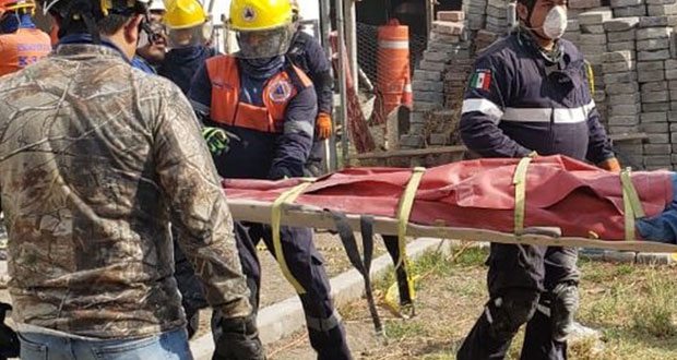Al menos 2 muertos dejó derrumbe en lateral de vía Atlixcáyotl