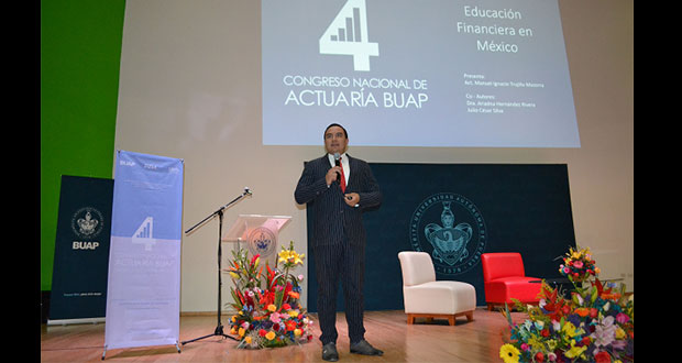 Experto habla en la BUAP sobre beneficios de planeación financiera