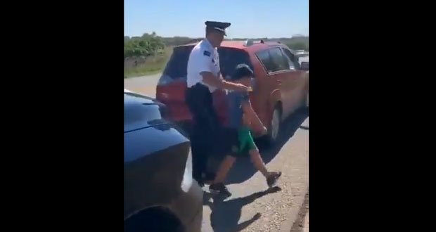 Familia deja a niño en Oxxo de Chiapas; Policía Federal lo rescata