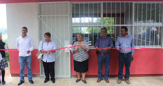 Inauguran aula de bachillerato y pavimentación en Ayotoxco