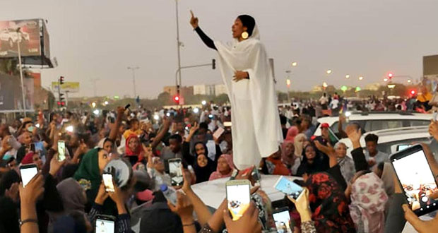 Mujer se convierte en símbolo de protestas contra gobierno de Sudán