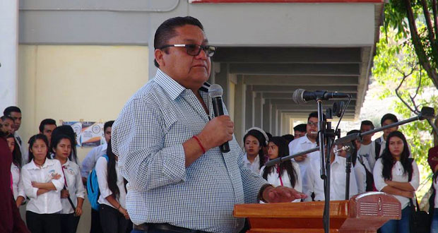 Entregan zapatos de danza a estudiantes de escuela en Ahuatempan