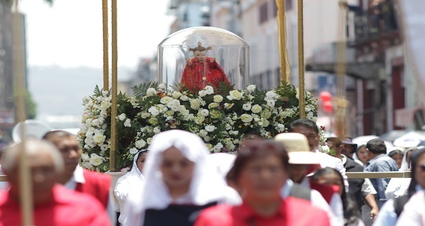 Miles de feligreses acuden a la procesión de Viernes Santo que recorre las calles del centro histórico de Puebla.