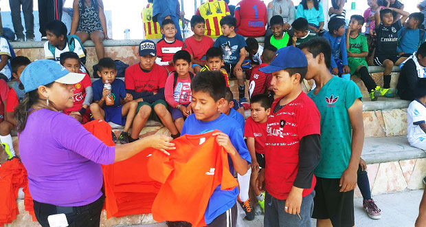 Niños de Atexcal participan en justas deportivas de Feria de Ahuatempan