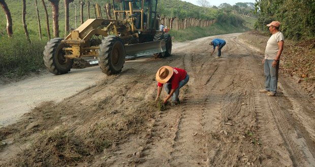 Pobladores hacen faena para rehabilitar tramo carretero de Acateno