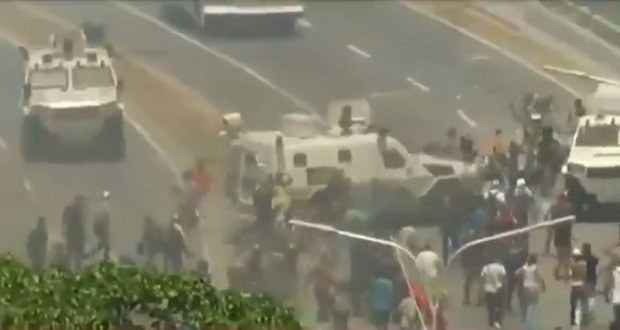 En Venezuela, se levantan contra Maduro; atacan a manifestantes
