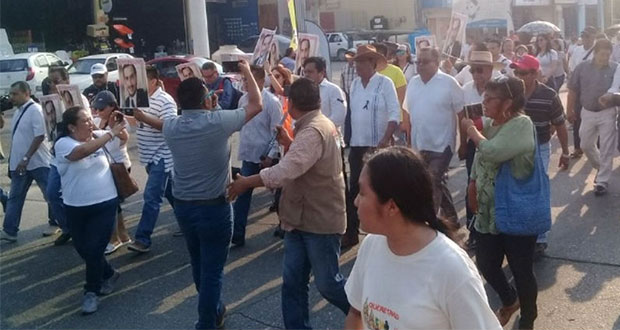 Veracruzanos marchan para exigir justicia por masacre en Minatitlán