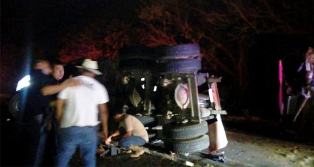 Vuelca tráiler con migrantes en Veracruz y deja 19 lesionados