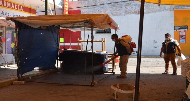 Fumigan mercado de Ixcaquixtla contra plagas y enfermedades