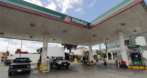 Si gasolineros no bajan precios, gobierno federal pondría estaciones