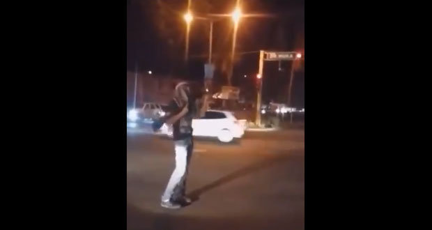 En calles de Culiacán, hombre es captado disparando bazuca y pistola