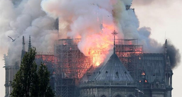 Desgracia en París: incendio daña gravemente catedral de Notre Dame