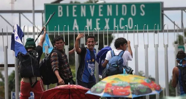 Juez prohíbe a gobierno de EU hacer esperar a migrantes en México