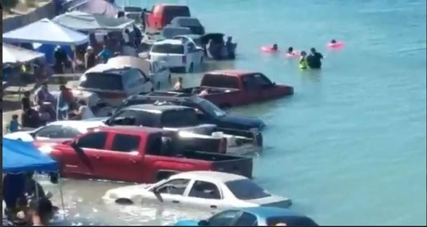 En Sonora, marea viva sorprende a bañistas y arrastra sus autos