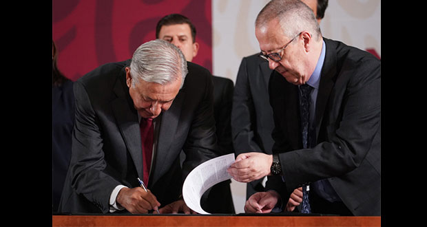 AMLO firma con 3 bancos para “refinanciar” deuda de Pemex por 2.5 mmdd