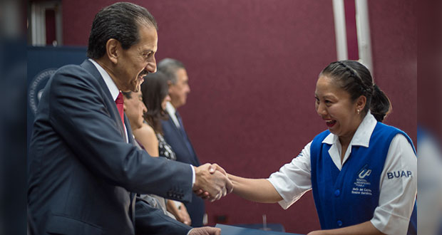 Alfonso Esparza entrega 60 definitividades a personal no académico