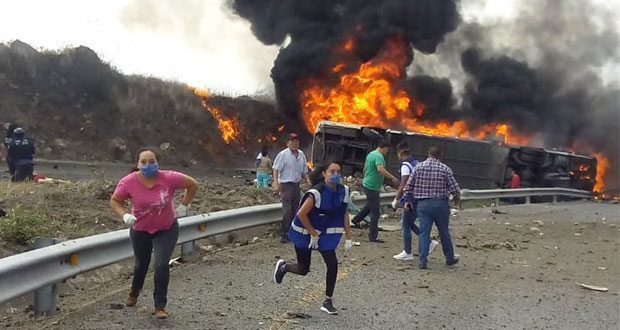 Autobús y tráiler colisionan en la Puebla-Orizaba; reportan 20 calcinados