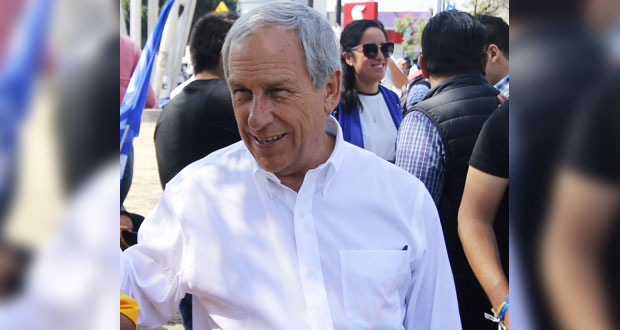 Cárdenas asegura que no es ilegal seguir cobrando su beca de Conacyt