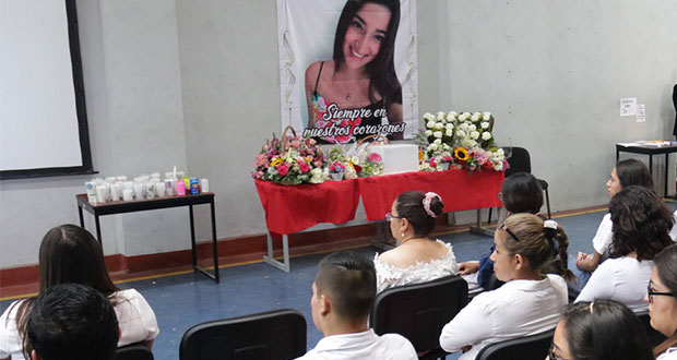 Compañeros homenajean a Ingrid Aremis, alumna de BUAP asesinada