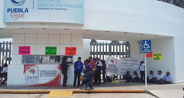 Docentes del GNTE bloquean SEP en Puebla para exigir resolver quejas