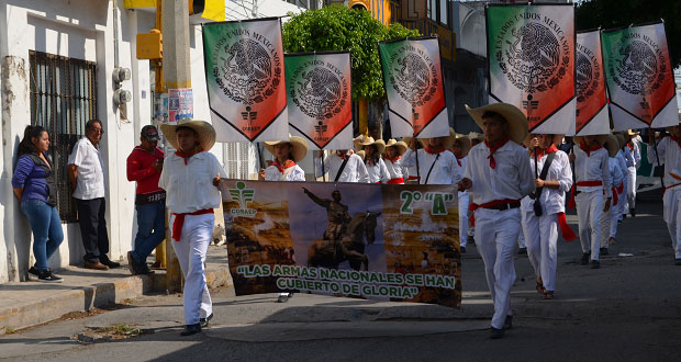 En Ixcaquixtla, escuelas participan en desfile por 5 de Mayo