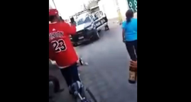 Exhiben a “policías ebrios” amenazando a familia en Huaquechula