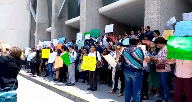 Frente a la SFA, maestros jubilados exigen pago de su seguro desde 2016