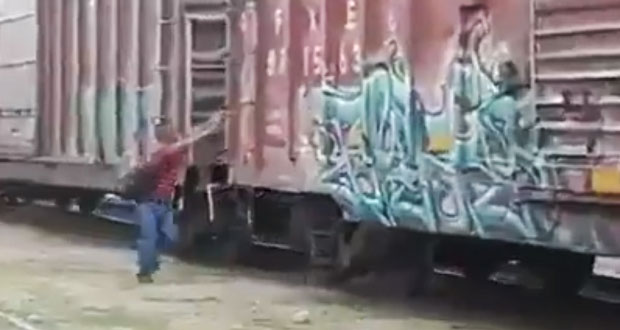 Hombre trata de subir a “La Bestia”, pero cae y pierde el pie